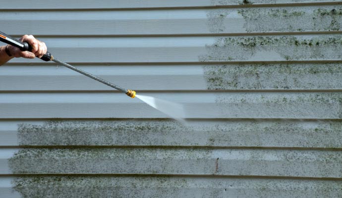 Professional pressure washing service for siding